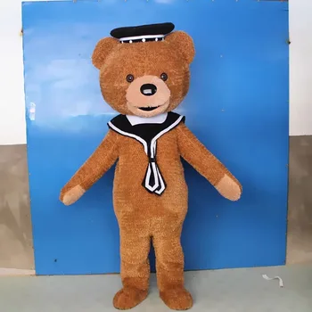 Плюшено малко мече, облечено като външна морска мечка, играеща с анимационни кукли